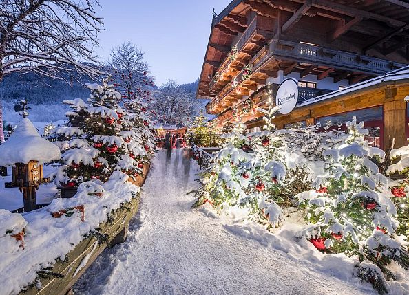 Weihnachtsidylle am Fuße der Streif