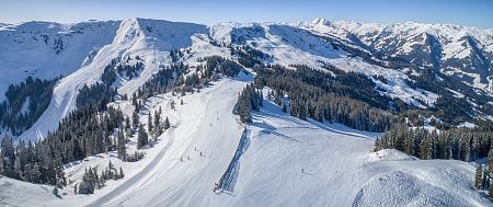 panorama-und-pisten-luftaufnahme-skigebiet